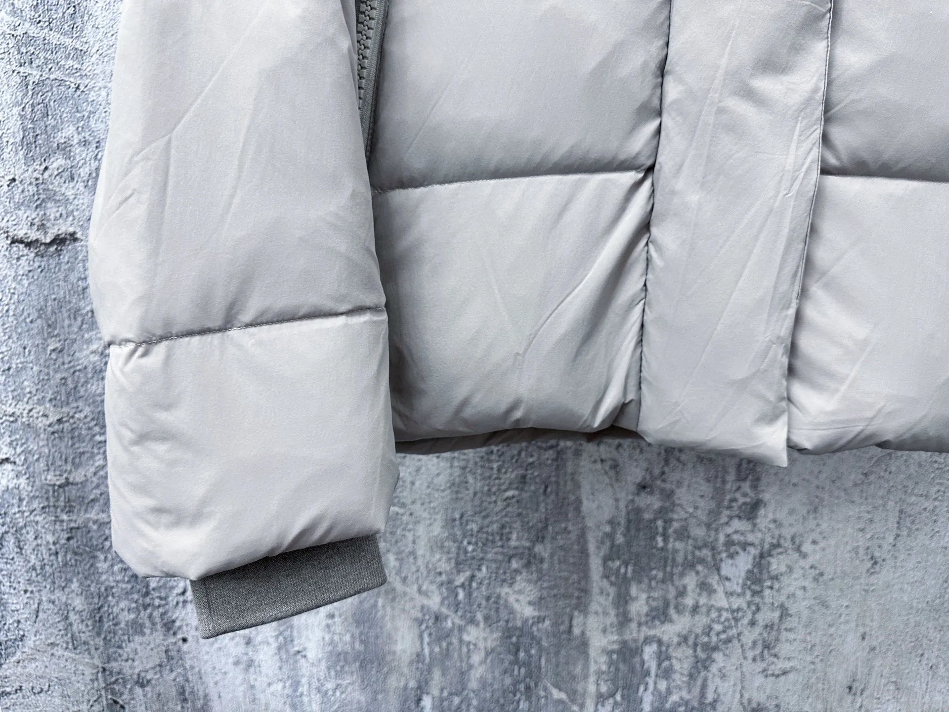 [𝗖𝗔𝗡𝗔𝗗𝗔 𝗚𝗢𝗢𝗦𝗘] Capsule Series Macaron Color White Label Fabric: Made of CORDURA gray cloth imported from Du Pont of the United States, soft Endura Luxe fabric, which enhances the durability of easy-to-wear parts, is lightweight and durable; the inner liner is made of T anti-velvet gallbladder, which is comfortable and soft, and does not rip through velvet. : Equipped with a detachable hood, which can be adjusted in two directions, and is also filled with down, which brings greater softness and wrapping around the head and neck, and is full of warmth. This parka has White trim on the back and around it, and the hardware locks are all original and custom-made, complementing the soft fabric color. Goose logo: The new Series silicone material logo on the official website, non-embroidered logo. Length: Fit hip-length. Size：XS-L